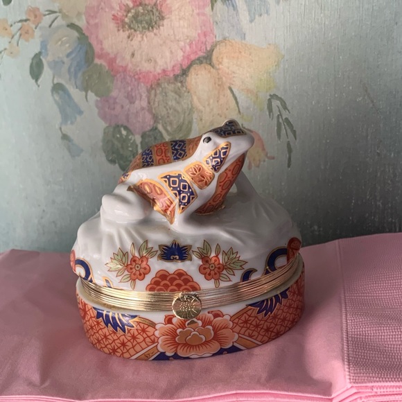 FIRM PRICE IMARI STYLE FROG TRINKET BOX - Picture 3 of 14